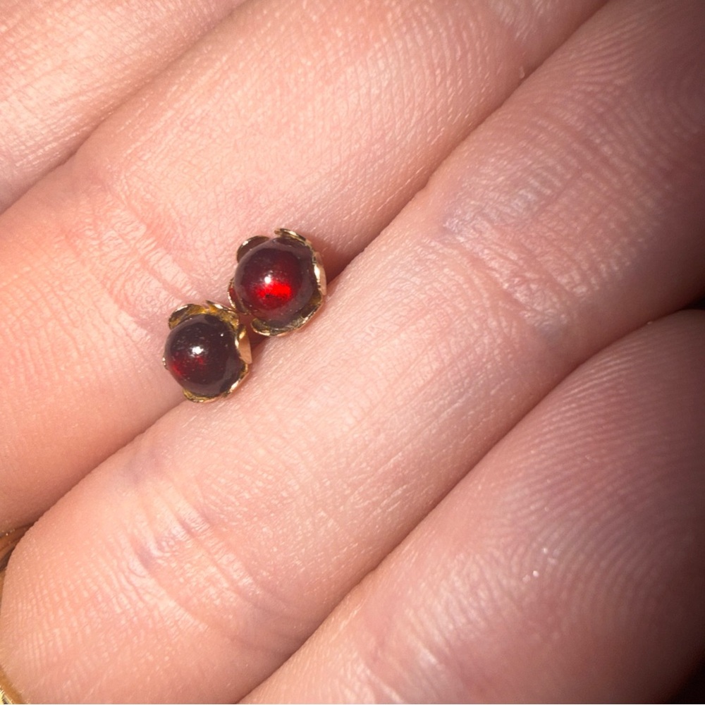 10k Gold Red gemstone Stud Earrings .53 Grams